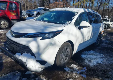2024 Toyota Sienna Le from USA, damaged, VIN 5TDBSKFC9RS120583